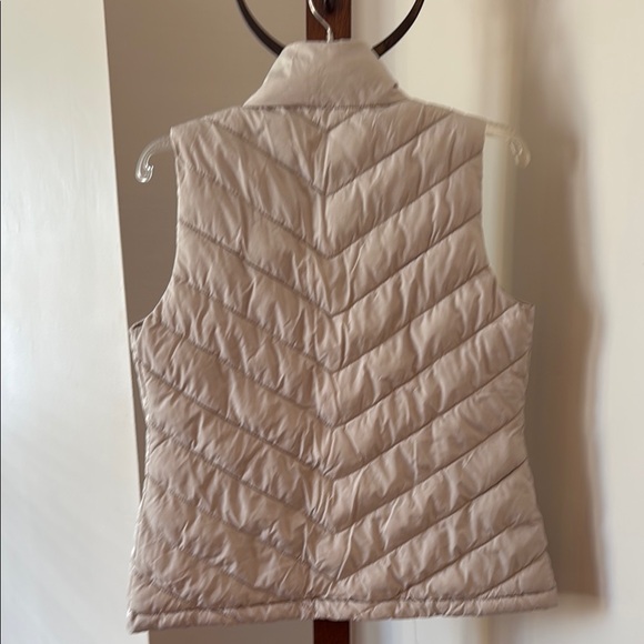 GAP Women's Beige Quilted Vest - Picture 3 of 5